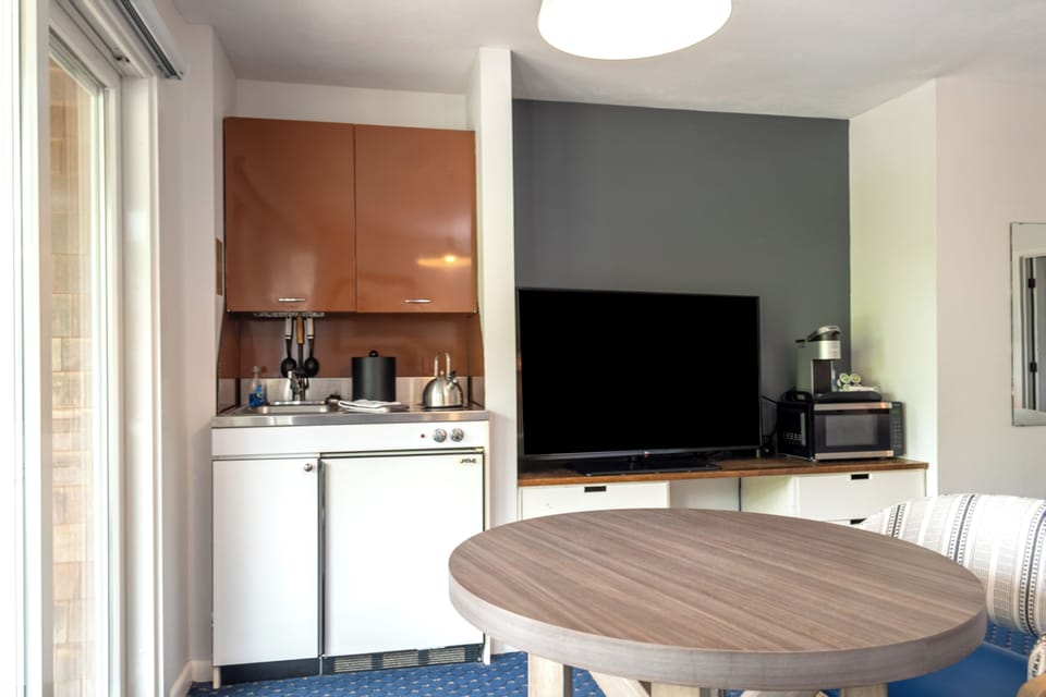 Lodge King River/Street View Efficiency | Private kitchenette
