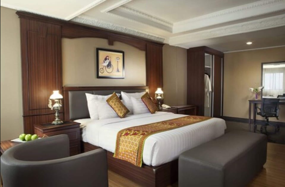 Suite, Corner | In-room safe, desk, laptop workspace, blackout drapes