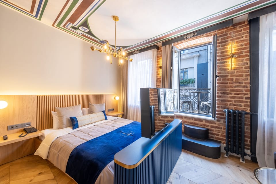 Junior Studio Suite, Balcony | Desk, laptop workspace, soundproofing