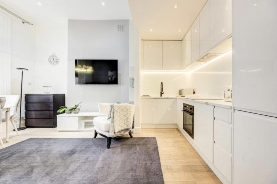 Apartment | Private kitchen | Fridge, microwave, oven, stovetop