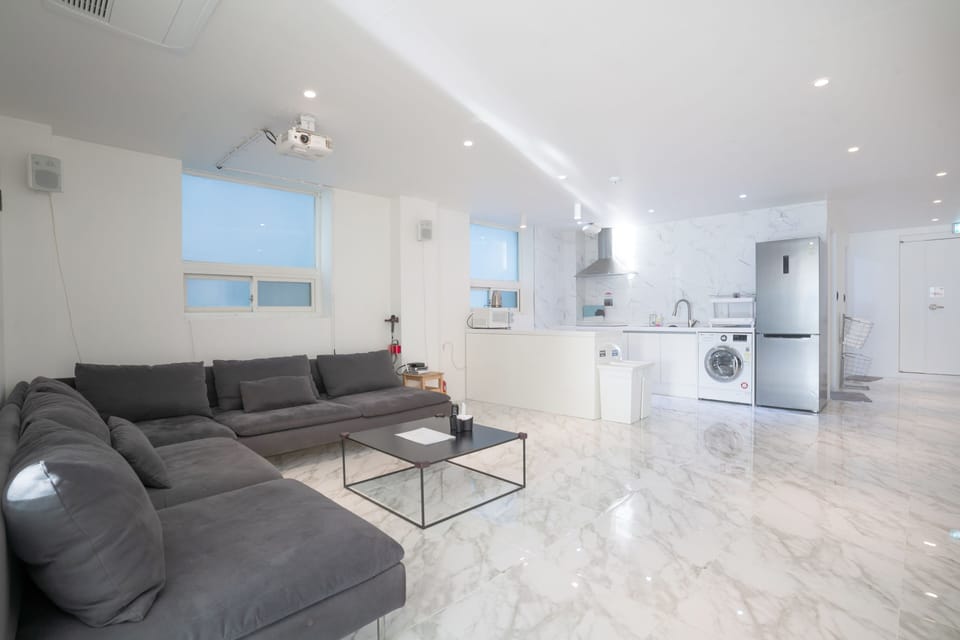 Family Condo, 3 Bedrooms, Ocean View, Beachside | Living area