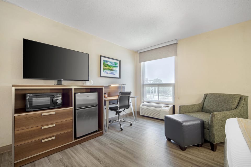 Standard Room, 1 King Bed, Non Smoking, Jetted Tub | In-room safe, desk, iron/ironing board, free WiFi