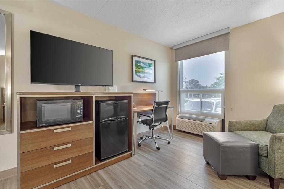 Standard Room, 1 King Bed, Accessible, Bathtub | In-room safe, desk, iron/ironing board, free WiFi