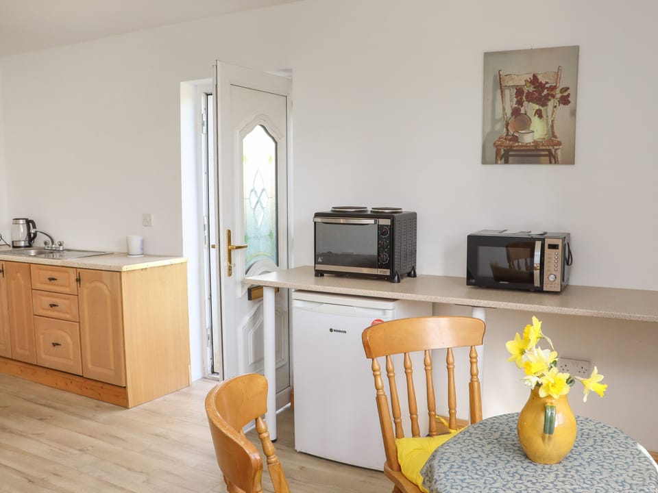 Fridge, cookware/dishes/utensils