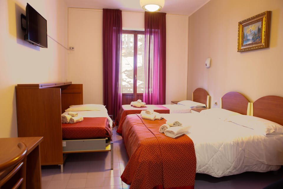 Quadruple Room | Desk, free WiFi, bed sheets