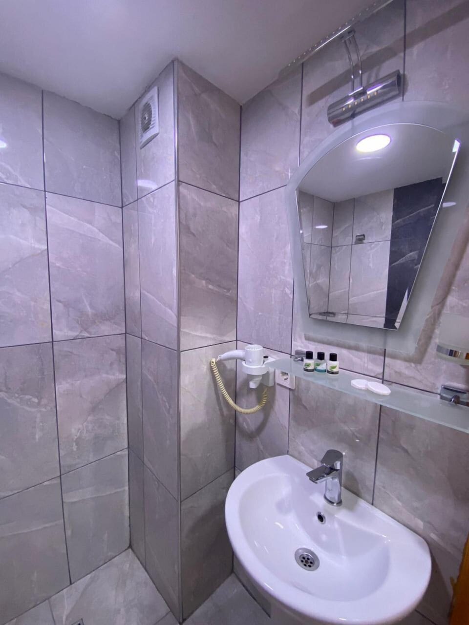 Economy Double Room | Bathroom | Shower, rainfall showerhead, free toiletries, hair dryer
