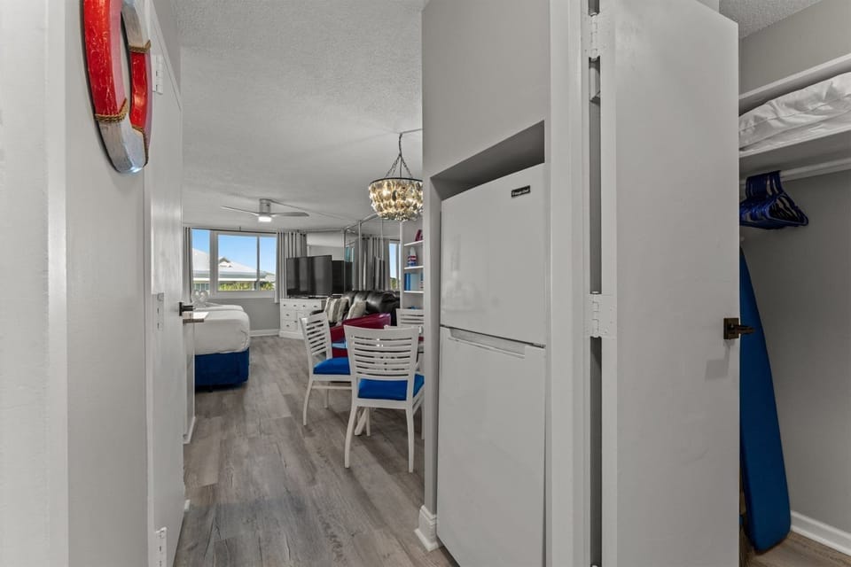 Studio, 2 Queen Beds (Top of The Gulf 306 ) | Private kitchen