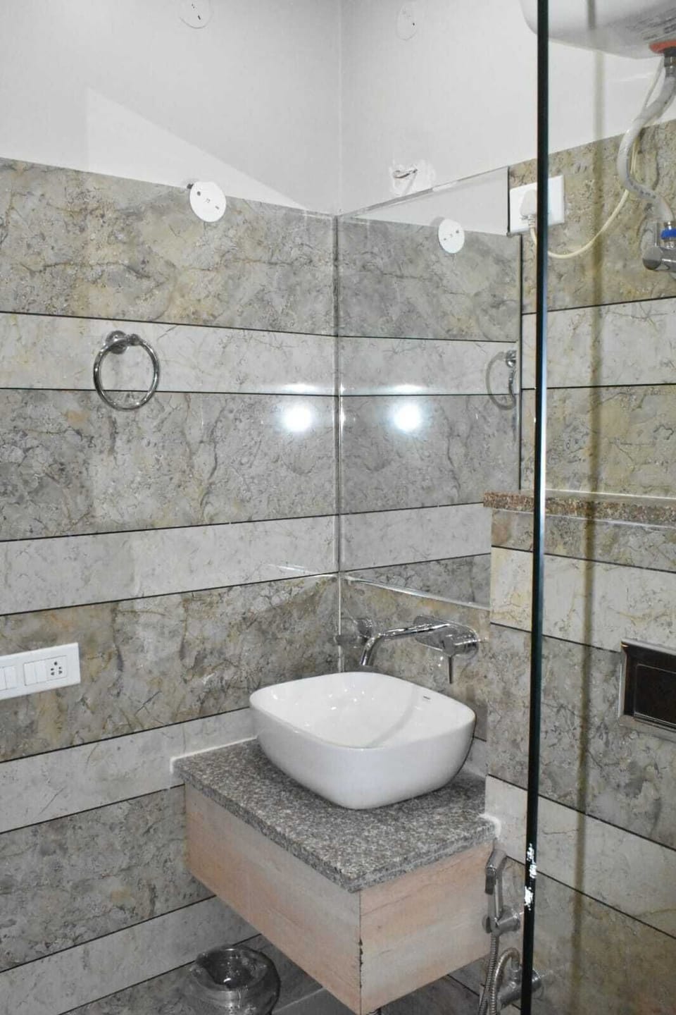 Executive Room | Bathroom | Shower, rainfall showerhead, slippers, towels
