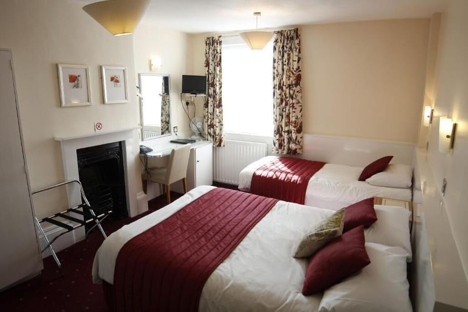 Standard Twin Room | Desk, laptop workspace, free WiFi, bed sheets
