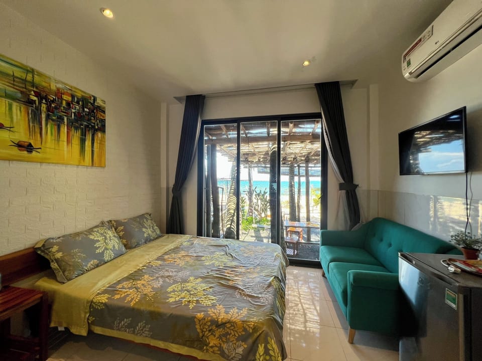 Superior Quadruple Room | Desk, blackout drapes, free WiFi, bed sheets