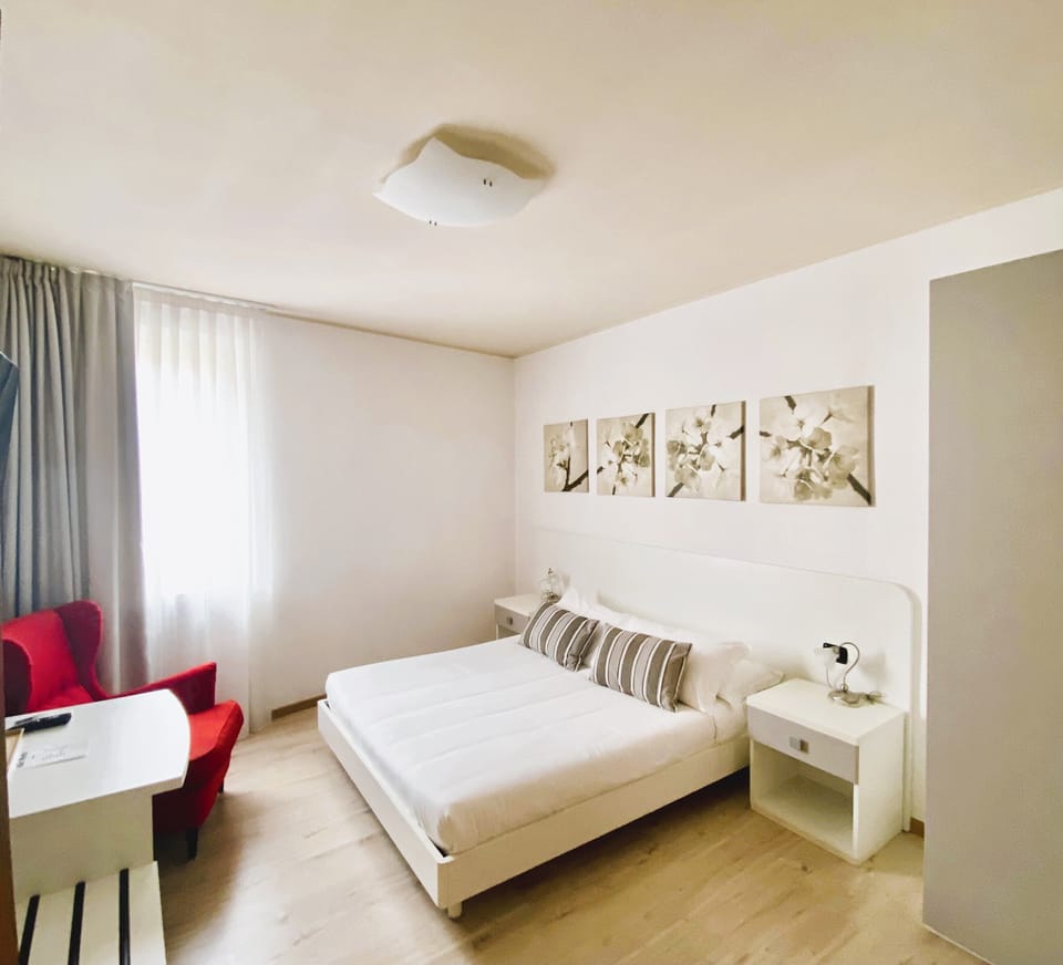 Superior Double Room | Hypo-allergenic bedding, down comforters, minibar, in-room safe