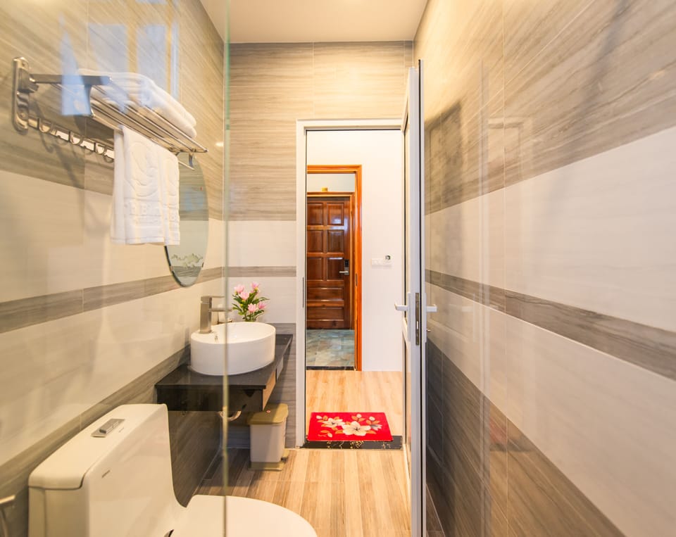 Shower, hydromassage showerhead, free toiletries, hair dryer