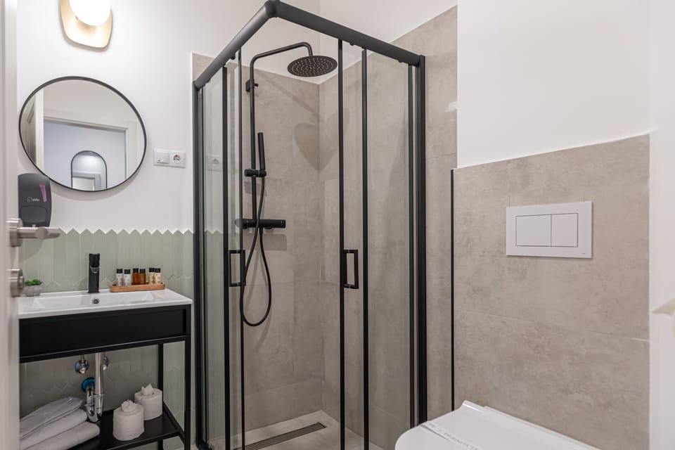 Superior Room, 1 Queen Bed, Non Smoking, Private Bathroom | Bathroom | Shower, free toiletries, hair dryer, slippers