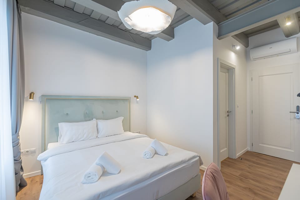 Superior Room, 1 Queen Bed, Non Smoking, Private Bathroom | Free WiFi, bed sheets