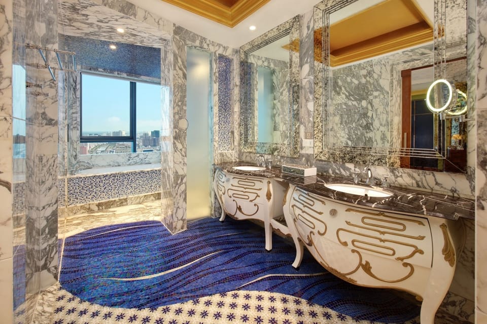Junior Suite, Club Lounge Access, Free Minibar, City View | Bathroom | Separate tub and shower, deep soaking tub, rainfall showerhead
