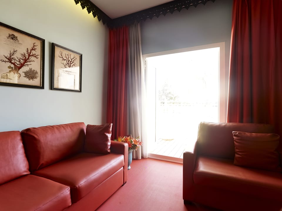 SUITE JUNIOR HORS PETIT DEJEUNER | Living room | Flat-screen TV