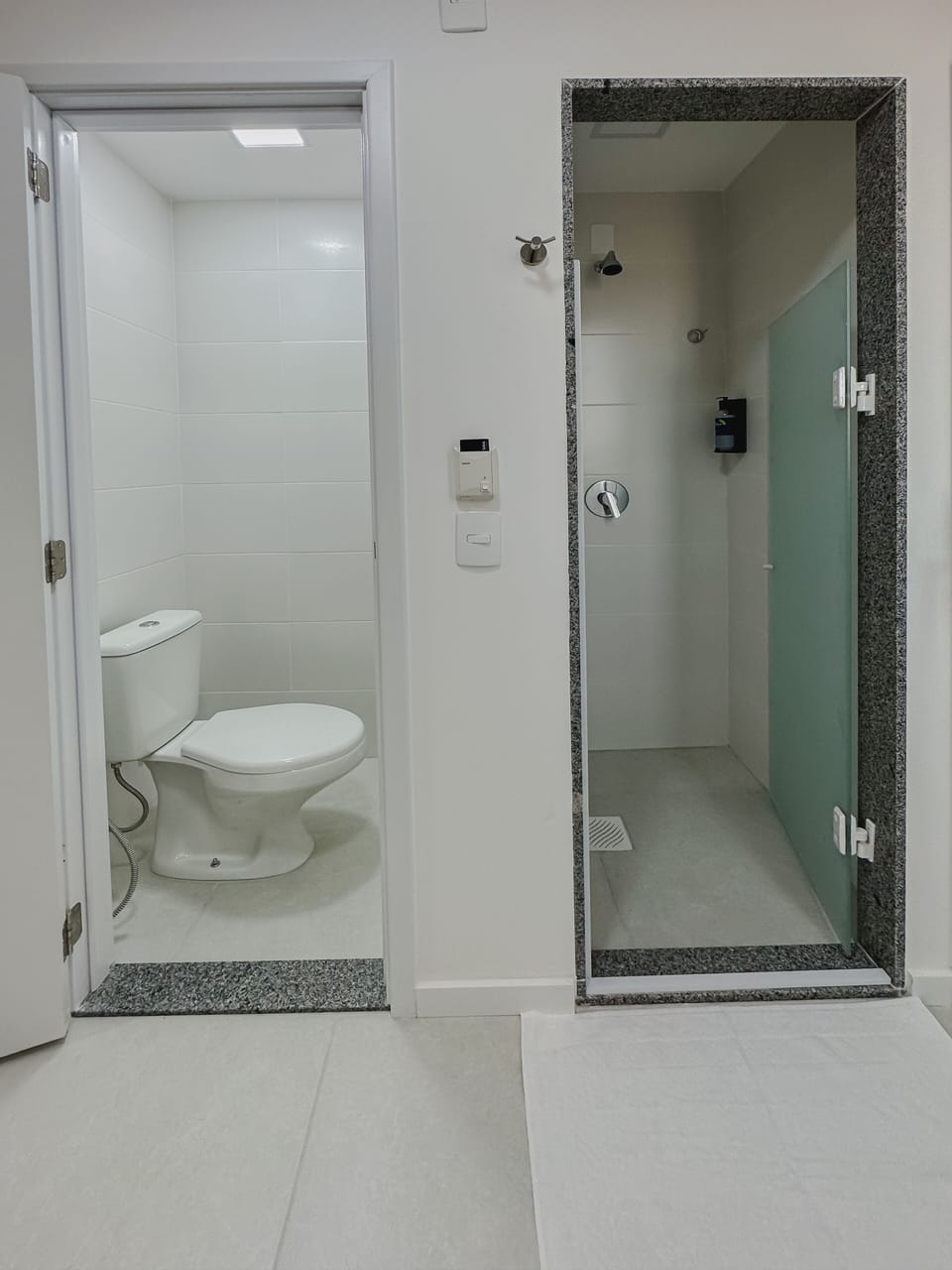 Standard Room, 1 Double Bed | Bathroom | Shower, rainfall showerhead, free toiletries, hair dryer