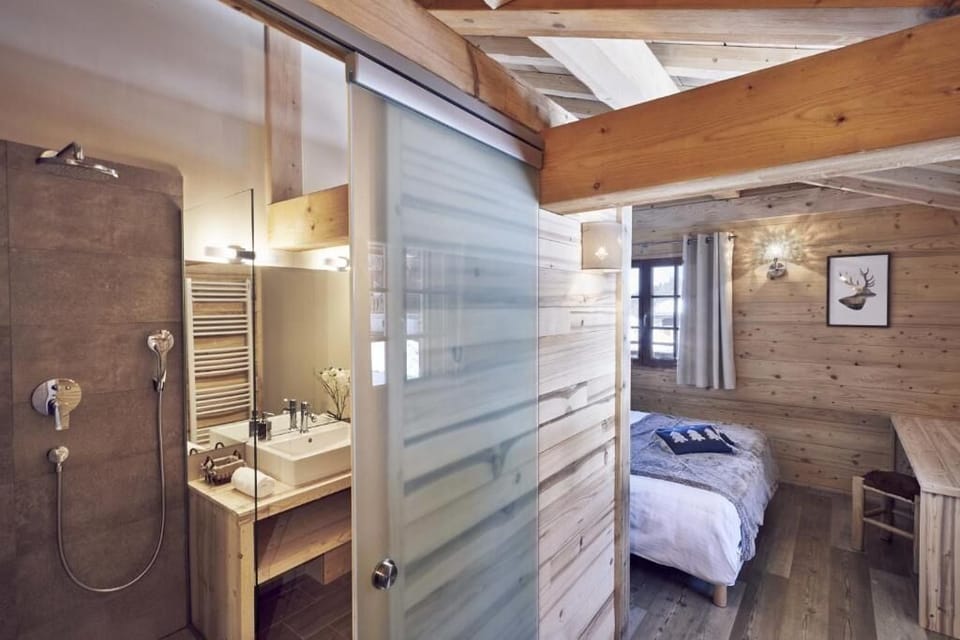 In-room safe, soundproofing, free WiFi, bed sheets