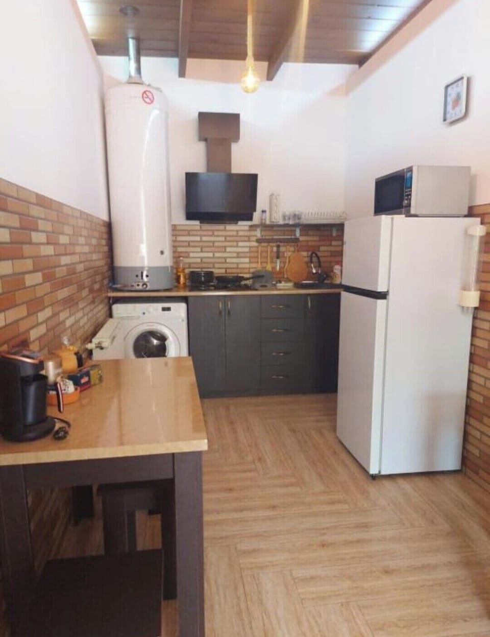 Full-size fridge, microwave, stovetop, coffee/tea maker