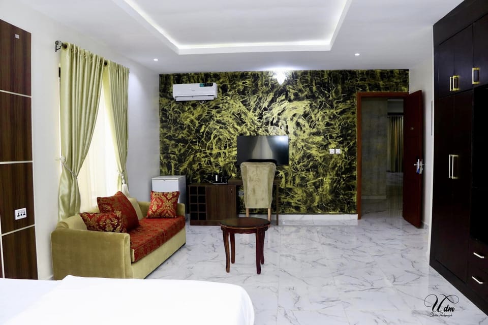 Premium bedding, desk, laptop workspace, WiFi (free)