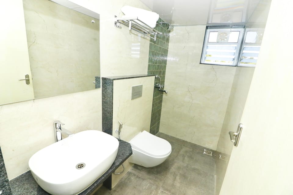 Executive AC | Bathroom | Shower, free toiletries, towels