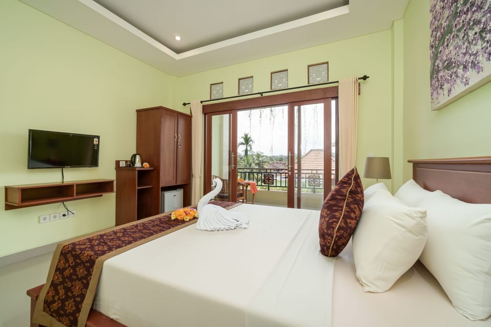 Deluxe Double Room, Mountain View | Minibar, in-room safe, desk, soundproofing
