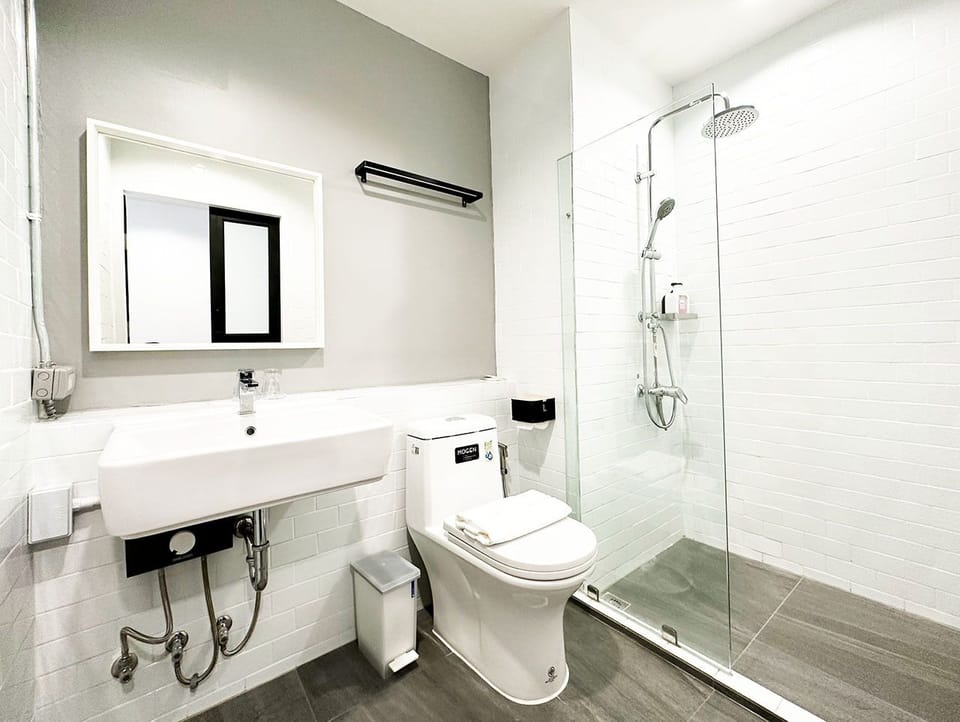 Deluxe Twin Room | Bathroom | Shower, hydromassage showerhead, hair dryer, towels