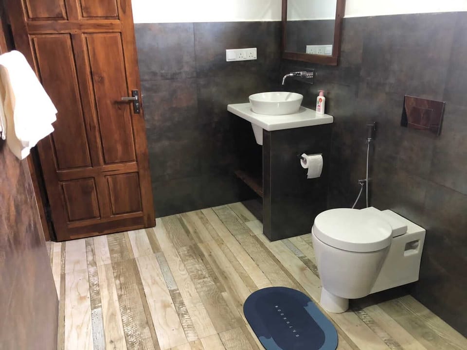 Standard Double Room | Bathroom | Rainfall showerhead, free toiletries, towels, soap