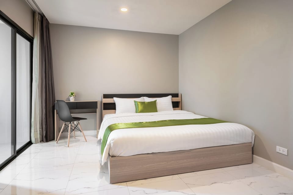 Deluxe Room | Iron/ironing board, free WiFi, bed sheets