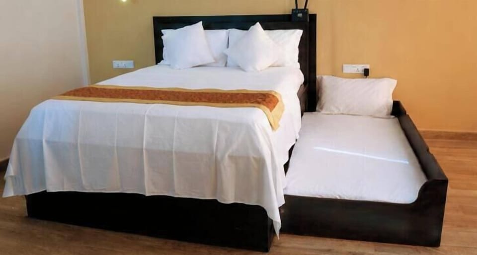 Deluxe Triple Room, Multiple Beds, Balcony, Mountain View | Living area