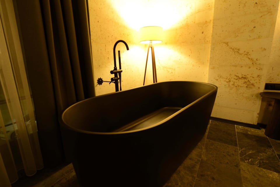 Royal Room | Deep soaking bathtub