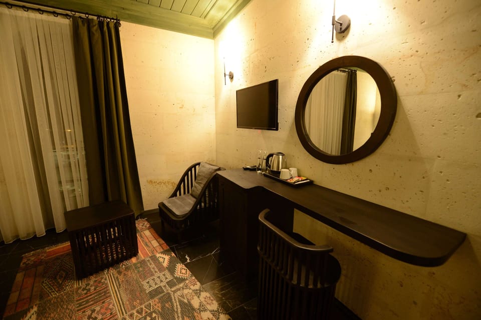 Deluxe Room | Television