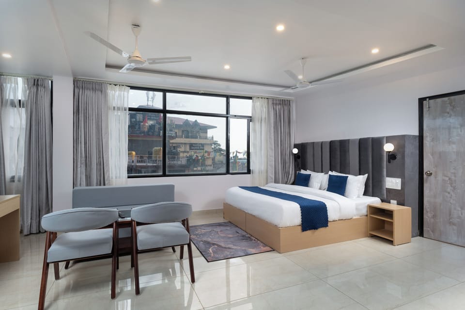 Family Quadruple Room | Living room | 32-inch Smart TV with satellite channels, TV