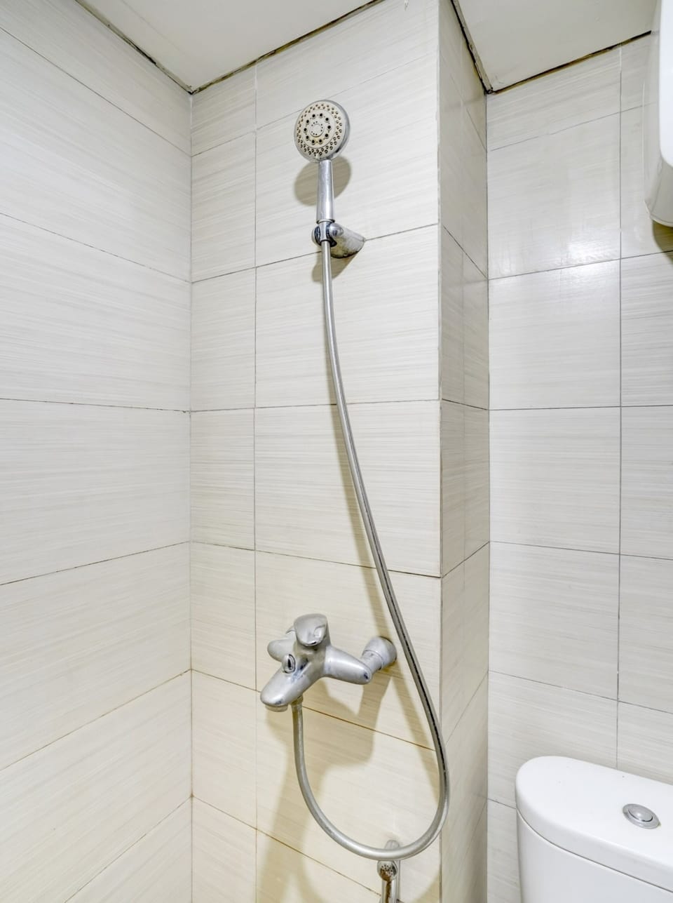 Deluxe Suite | Bathroom | Shower, rainfall showerhead, soap