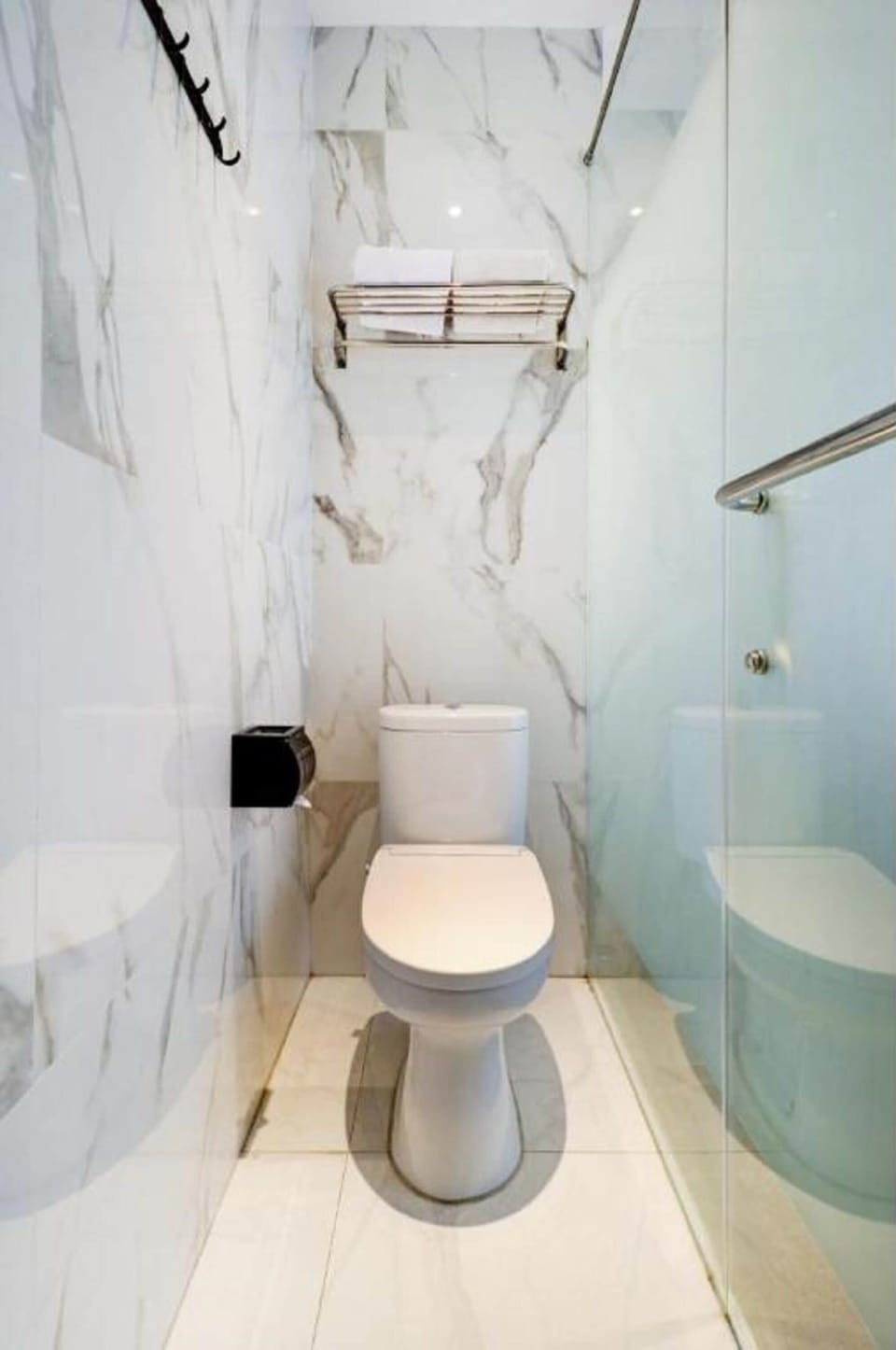 Deluxe Double Room | Bathroom | Rainfall showerhead, free toiletries, soap, shampoo