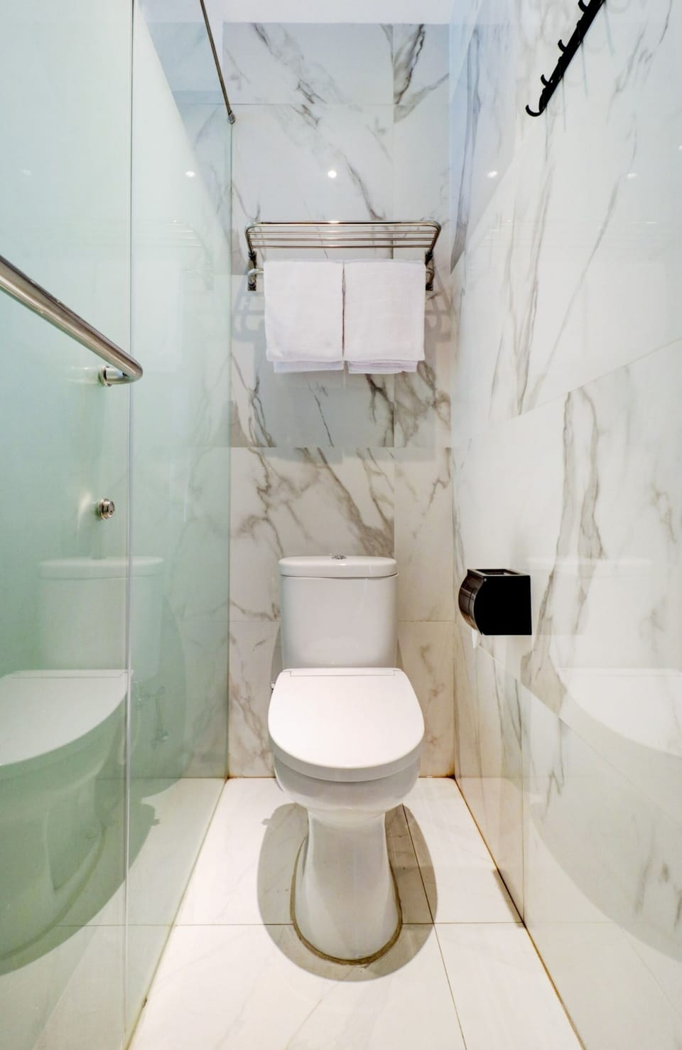 Rainfall showerhead, free toiletries, soap, shampoo