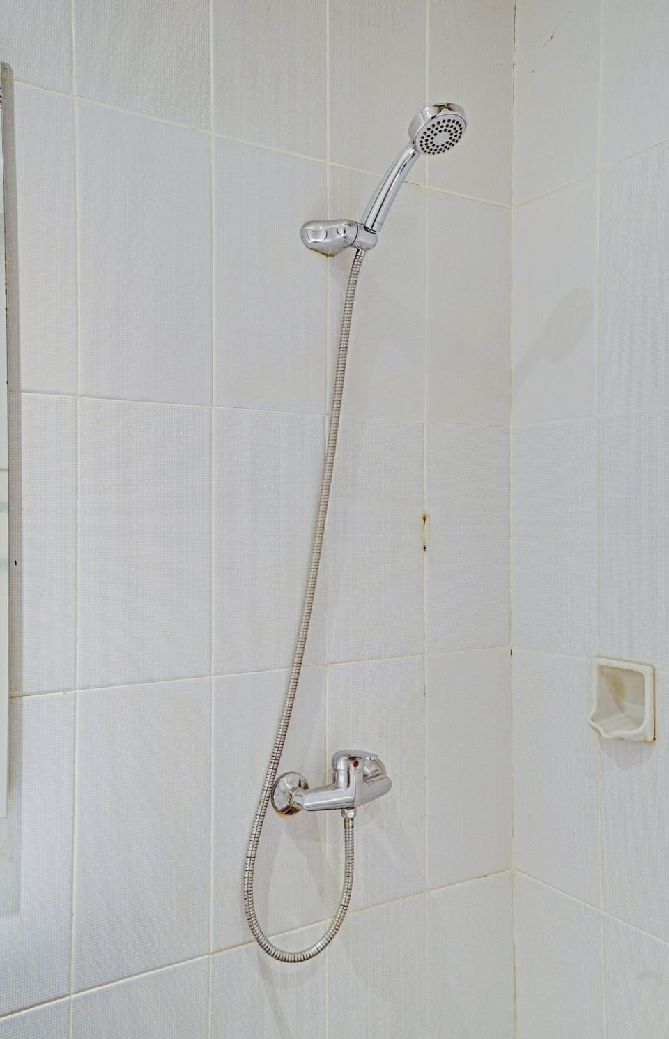 Rainfall showerhead, free toiletries, soap, shampoo
