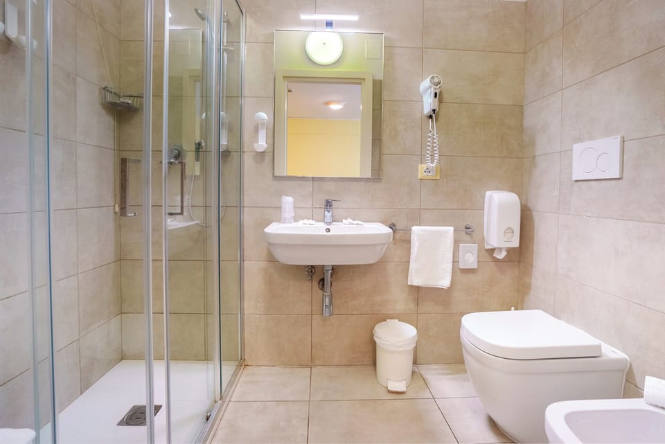 Comfort Quadruple Room | Bathroom | Free toiletries, hair dryer