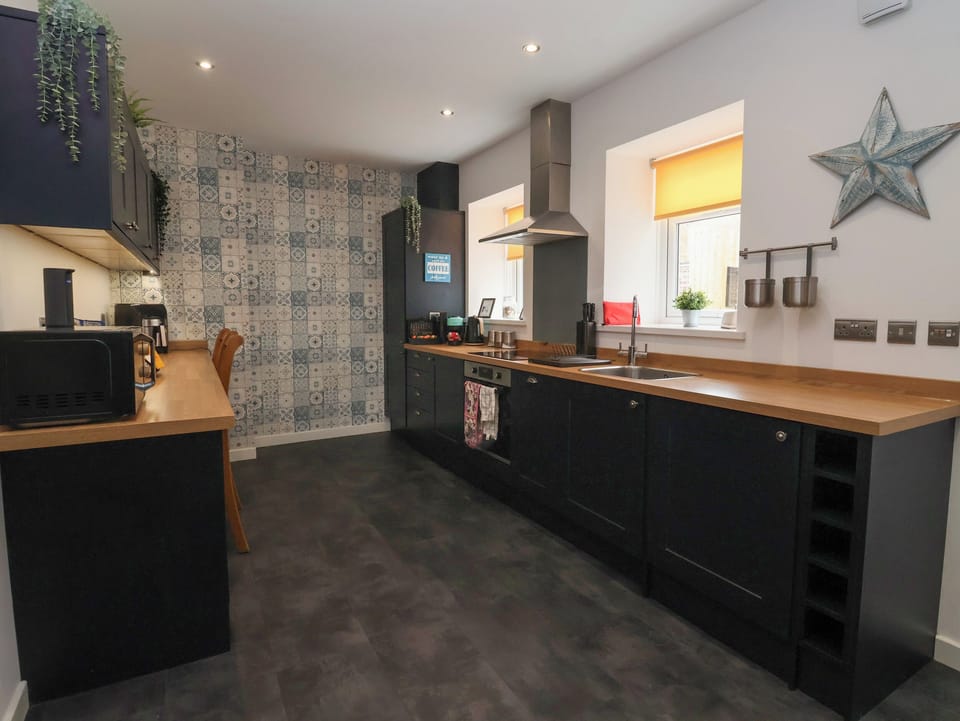 Cottage | Private kitchen | Fridge, dishwasher, electric kettle, toaster