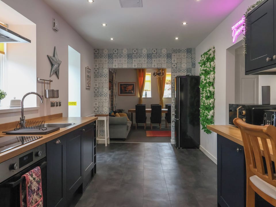 Cottage | Private kitchen | Fridge, dishwasher, electric kettle, toaster