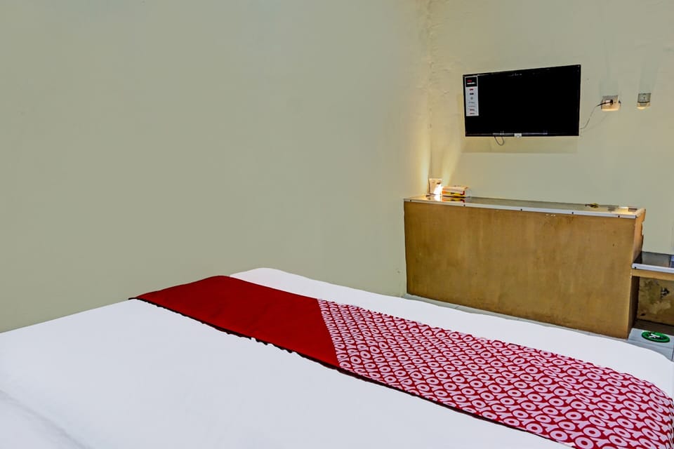 Deluxe Double Room | Desk, bed sheets
