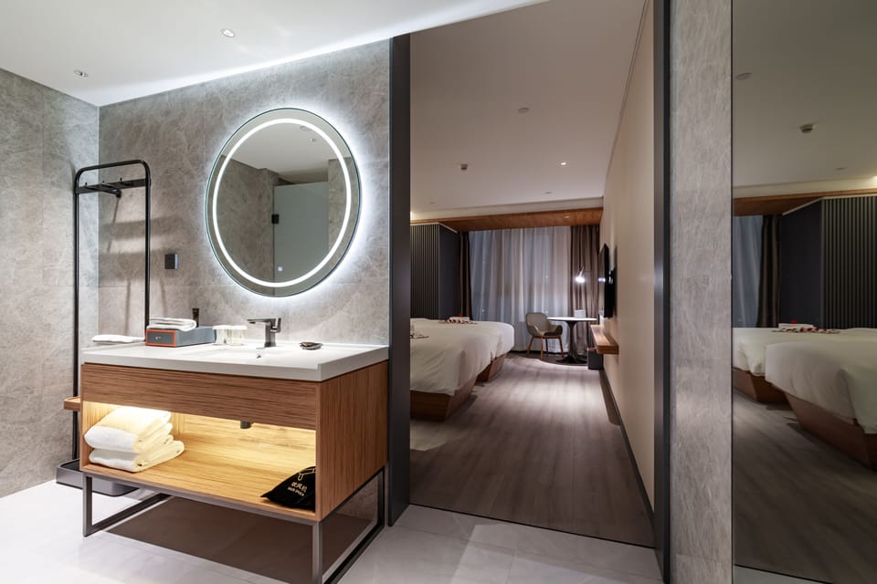 Business Deluxe Twin | Free minibar, in-room safe, desk, blackout drapes