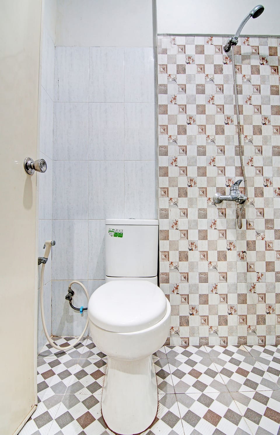 Deluxe Double Room | Bathroom | Shower, rainfall showerhead, towels, toilet paper