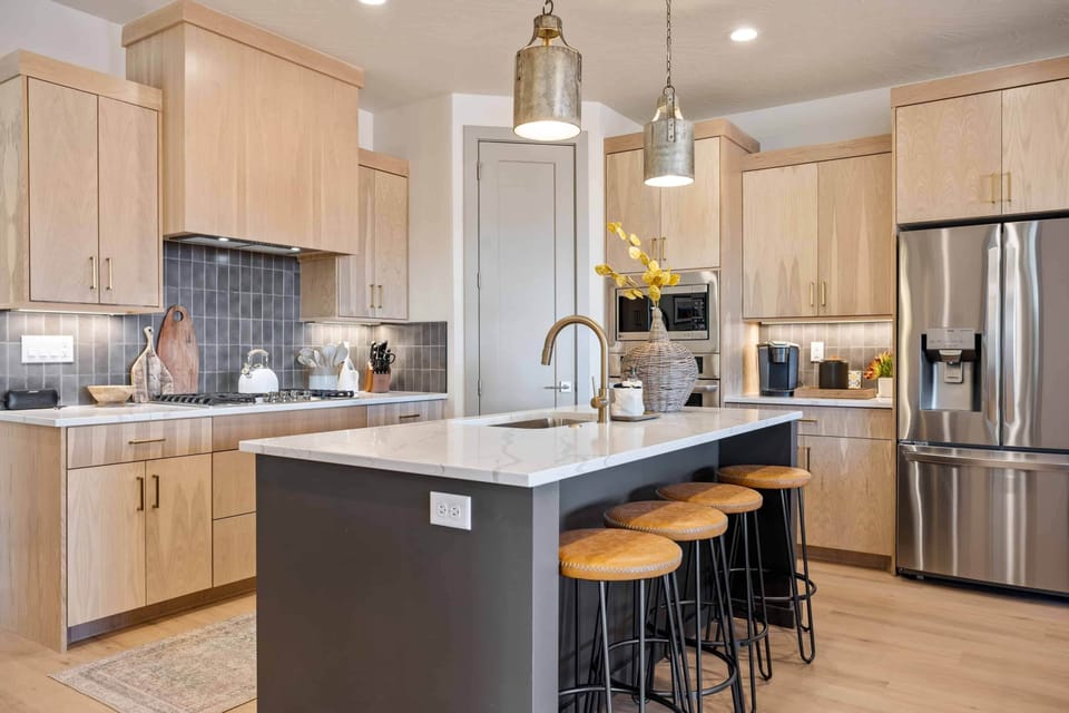Townhome, 5 Bedrooms | Private kitchen | Fridge, oven, coffee/tea maker, toaster