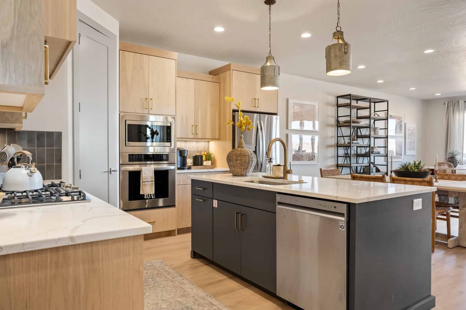 Townhome, 5 Bedrooms | Private kitchen | Fridge, oven, coffee/tea maker, toaster