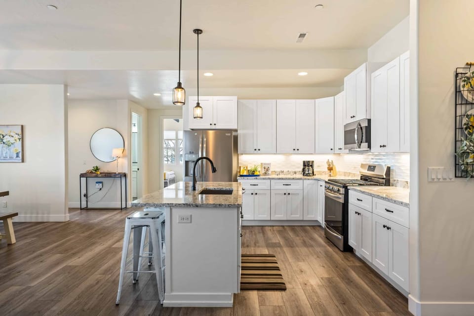 House, 6 Bedrooms | Private kitchen | Fridge, oven, coffee/tea maker, toaster