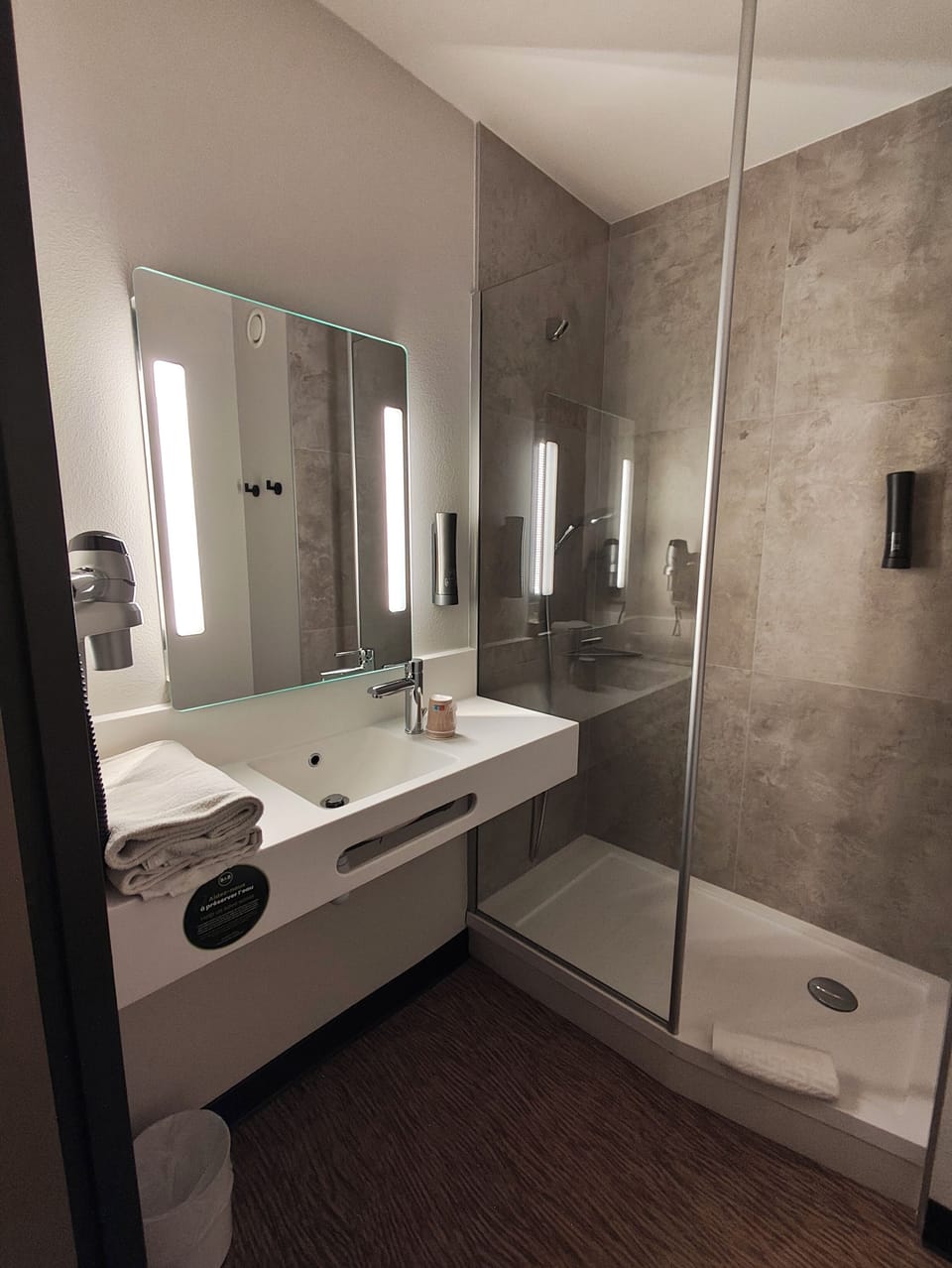 Double Room, Non Smoking | Bathroom | Shower, towels