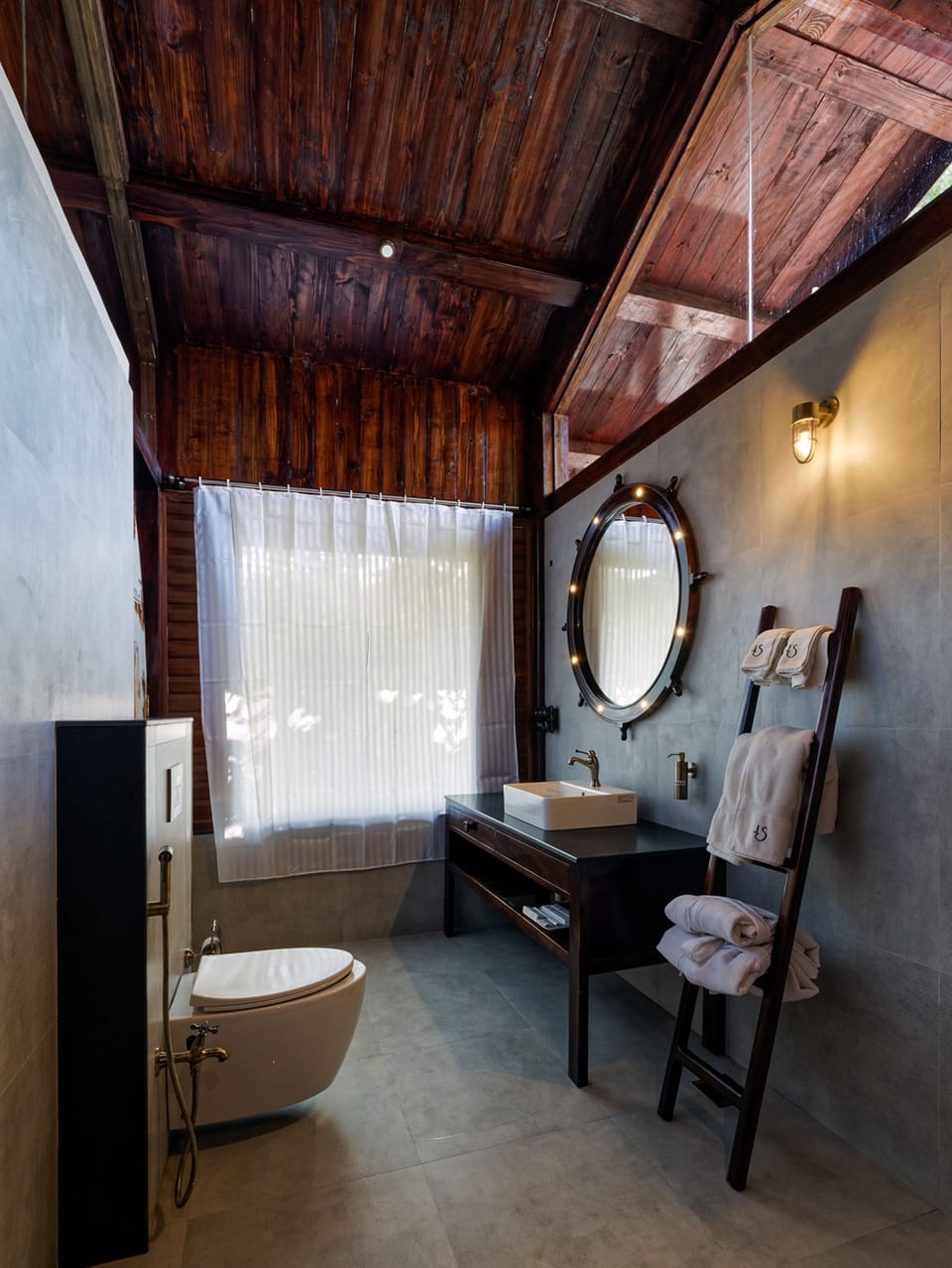 Deluxe Double Room | Bathroom | Shower, rainfall showerhead, hair dryer, towels