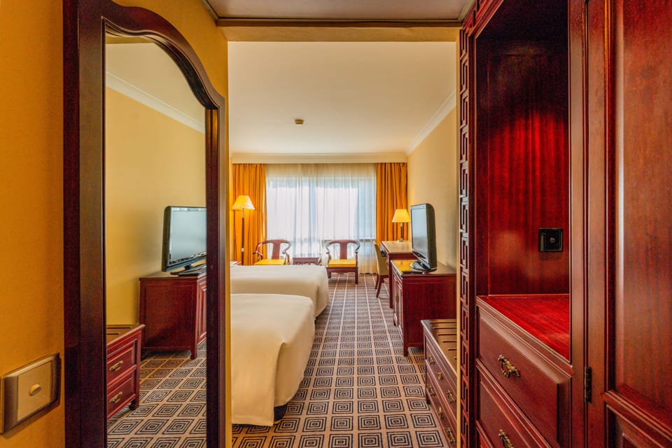 Deluxe Room | Down comforters, in-room safe, desk, blackout drapes