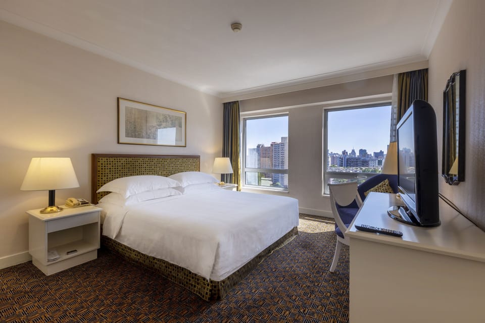 Royal Suite | Down comforters, in-room safe, desk, blackout drapes
